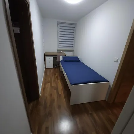 4-room Flat, 5 Min Subway, 20 Min To Center Apartment *