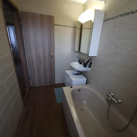 4-room Flat, 5 Min Subway, 20 Min To Center Apartment *